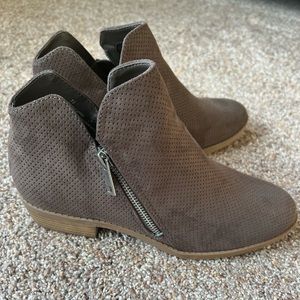 NWT Universal Thread Taupe Brown Bootie Size 7.5